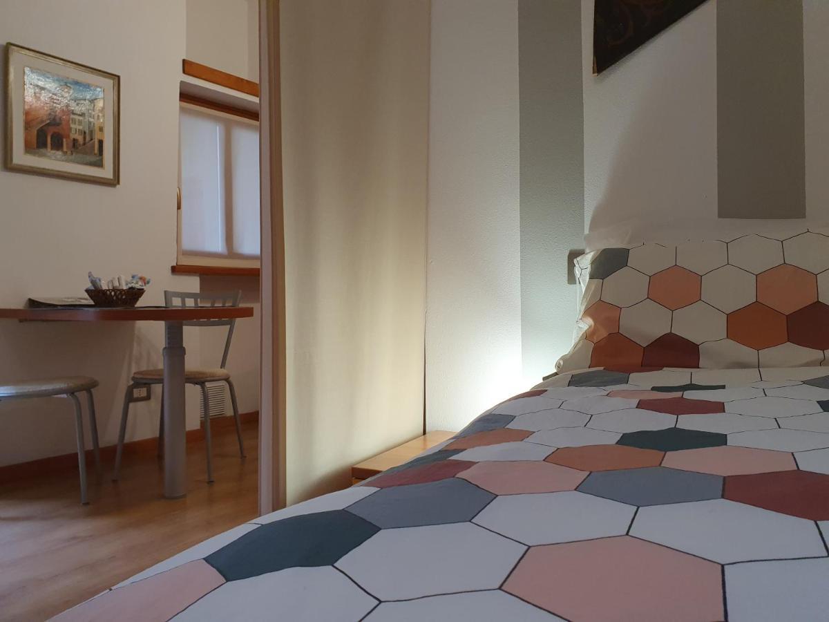 Appartamenti Vacanze E Camere Roccetta Fiorita Pettenasco Szoba fotó